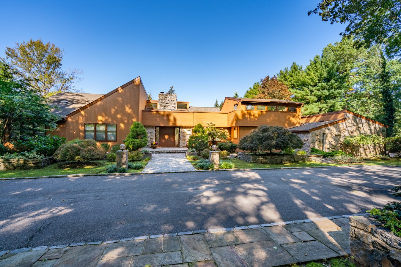 Expansive Lakefront Properties Offering Serene Luxury Living in Lake Park, FL